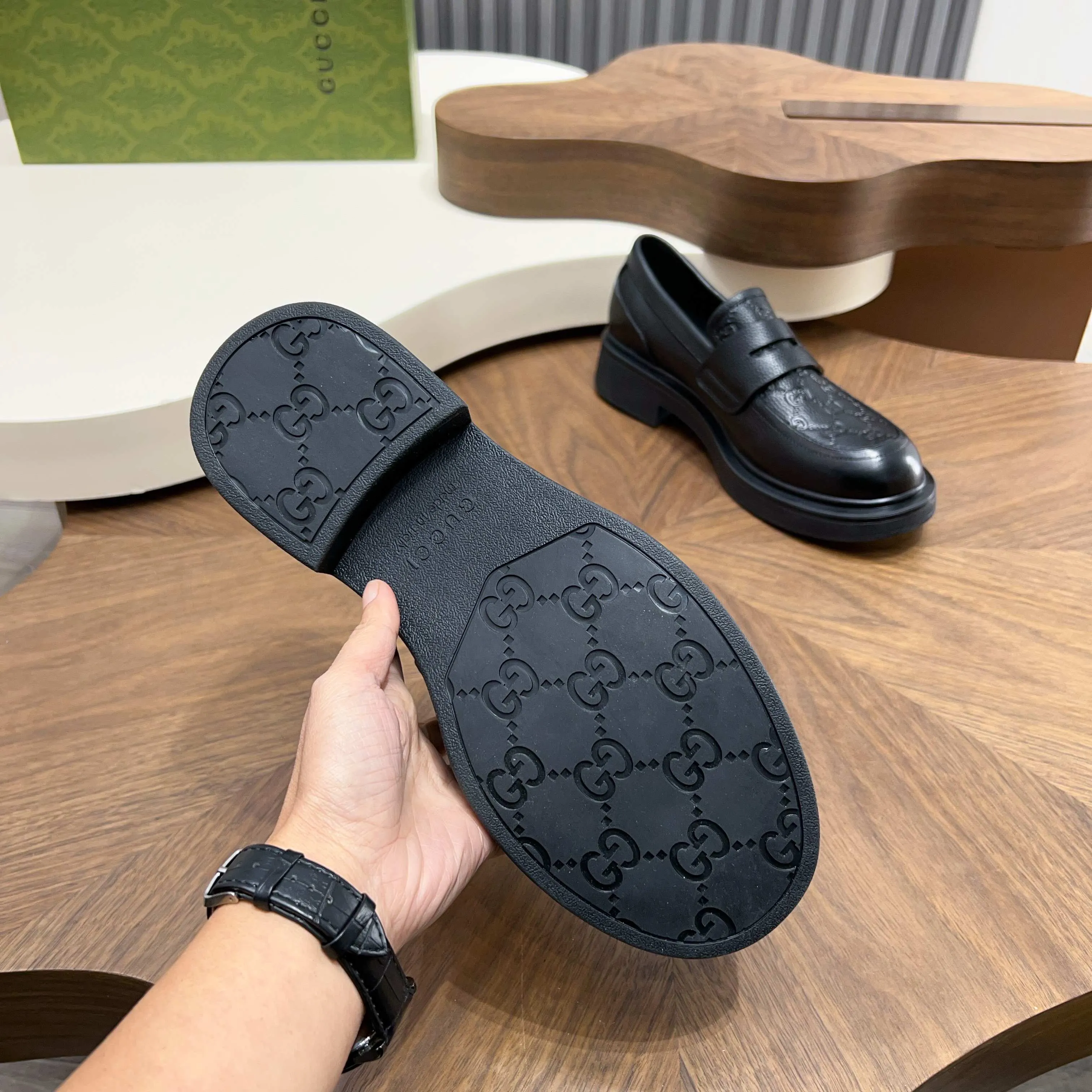 💰780 Gucci/Gucci new men’s lace-up shoes with GG details, matte cow leather derby shoes! The design of this men's lace-up shoe is rooted in the brand's heritage. Crafted from premium waxed cow leather, it is embellished with GG printed embossed suede leather details, a nod to Gucci's iconic monogram. The rubber sole decorated with GG pattern adds a touch of modern fashion to this design. Typical three-joint style design. European and American classic version, full calfskin lining. The overall upper texture is soft and the lining is comfortable and breathable. 2CM thickened soft rubber sole, easy to control. Versatile and stylish upper foot, multiple colors available to meet different matching needs, complete package! Size: 39-40-41-42-43-44 leather shoe size (38.45.46 can be customized)